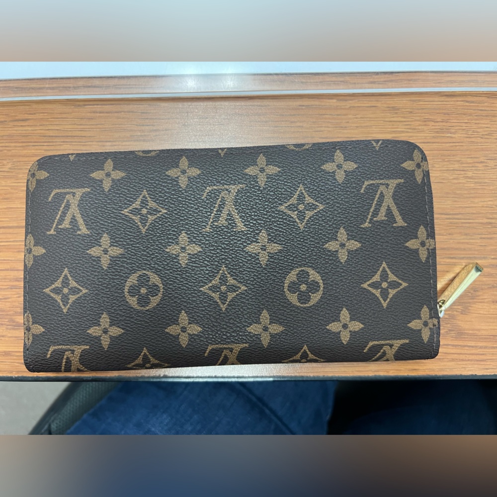 Louis Vuitton LV GHW Zippy Wallet